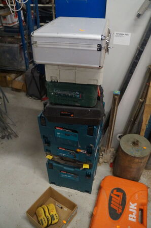 8 stk. tomme værktøjskasser