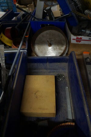 Indhold på reol af diverse ekstraudstyr, sømpistoler, m.v.