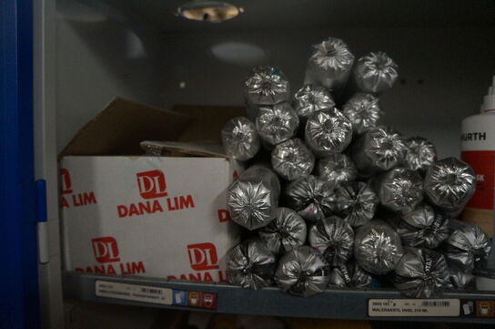 Indhold i skab af diverse fugematerialer, lim, m.v.