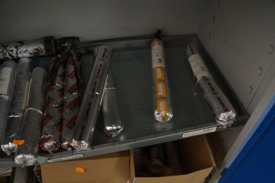 Indhold i skab af diverse fugematerialer, lim, m.v.