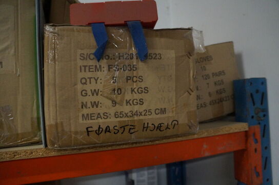 Indhold på reol af diverse papirruller, m.v.