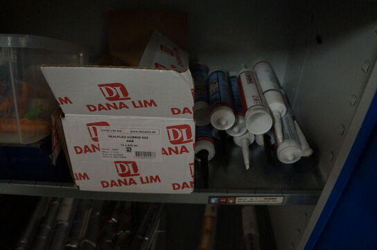 Indhold i skab af diverse fugematerialer, lim, m.v.