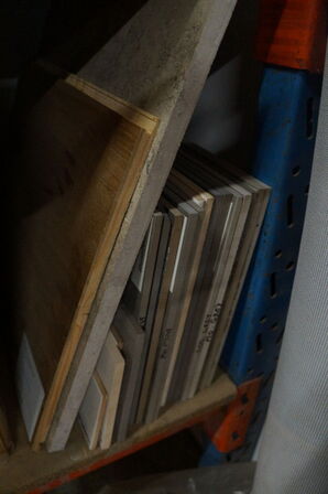 Indhold på reol af diverse save, arbejdshandsker, m.v.