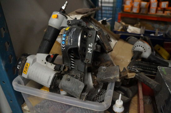 Indhold på reol af diverse ekstraudstyr, sømpistoler, m.v.