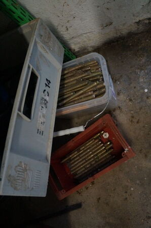 Lagerreol med indhold