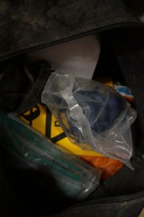 Taske med indhold af diverse beskyttelsesudstyr