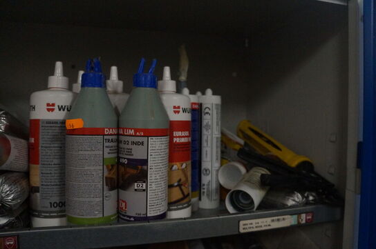 Indhold i skab af diverse fugematerialer, lim, m.v.