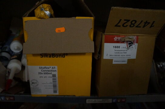 Indhold i skab af diverse fugematerialer, lim, m.v.