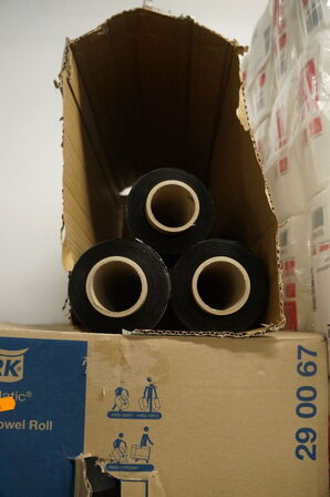 Indhold på reol af diverse papirruller, m.v.