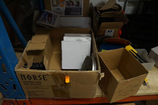 Indhold på reol af diverse knivblade, arbejdshandsker, m.v.