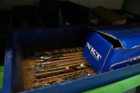 Lagerreol med indhold