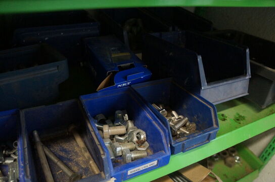 Lagerreol med indhold