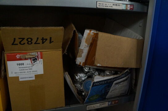 Indhold i skab af diverse fugematerialer, lim, m.v.