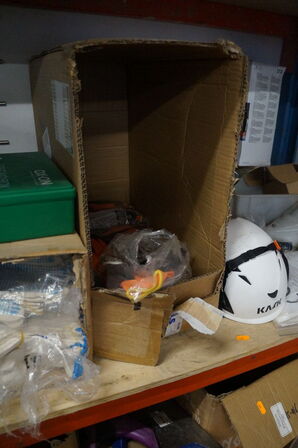 Indhold på reol af diverse knivblade, arbejdshandsker, m.v.