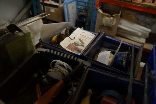 Indhold på reol af diverse ekstraudstyr, sømpistoler, m.v.