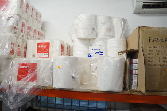 Indhold på reol af diverse papirruller, m.v.