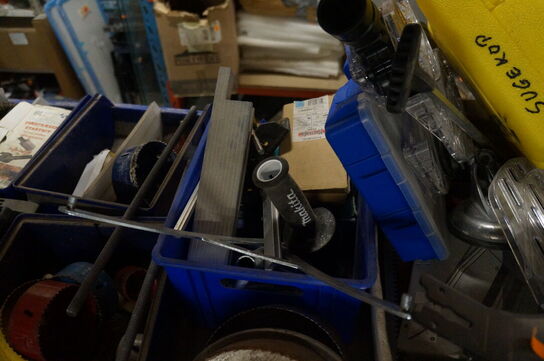 Indhold på reol af diverse ekstraudstyr, sømpistoler, m.v.