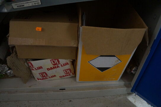 Indhold i skab af diverse fugematerialer, lim, m.v.