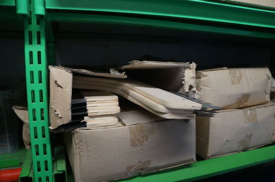 Lagerreol med indhold