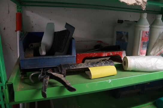 Lagerreol med indhold