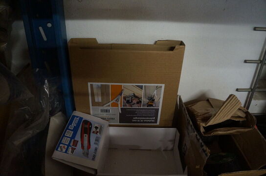 Indhold på reol af diverse knivblade, arbejdshandsker, m.v.