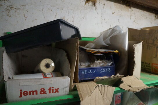 Lagerreol med indhold