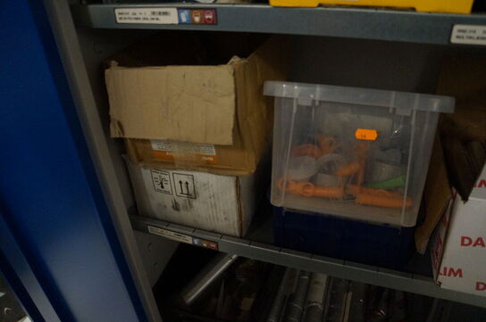 Indhold i skab af diverse fugematerialer, lim, m.v.