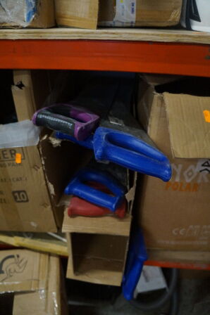 Indhold på reol af diverse save, arbejdshandsker, m.v.