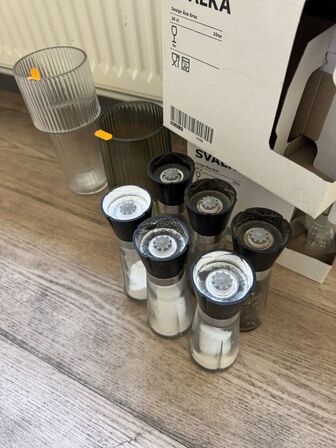 18 stk. SVALKA vinglas, 3 stk. Salt/pepper kværne, 3 stk. glaskrukker