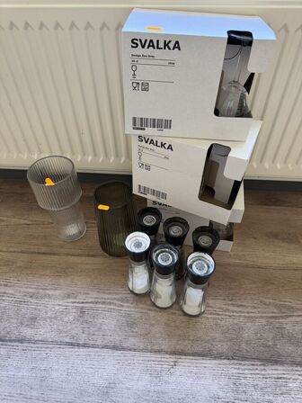 18 stk. SVALKA vinglas, 3 stk. Salt/pepper kværne, 3 stk. glaskrukker