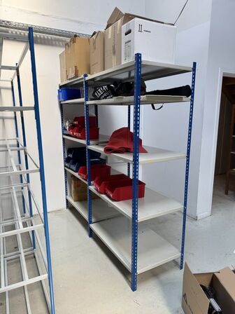 lager reol i metal inkl. indhold