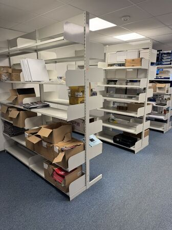 2 stk. dobbeltsidet reol, 1 stk. enkeltsidet inkl. indhold