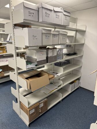 2 stk. dobbeltsidet reol, 1 stk. enkeltsidet inkl. indhold