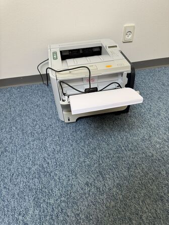Printer HP Laserjet P2055dn, stol og jalousiskab