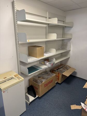 2 stk. dobbeltsidet reol, 1 stk. enkeltsidet inkl. indhold