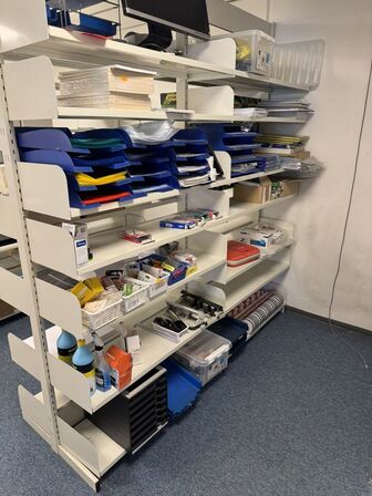 dobbeltsidet reol inkl. indhold
