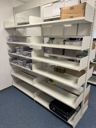 2 stk. dobbeltsidet reol, 1 stk. enkeltsidet inkl. indhold