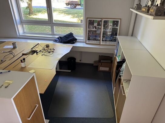 El hæve/Sænkebord inkl. reoler
