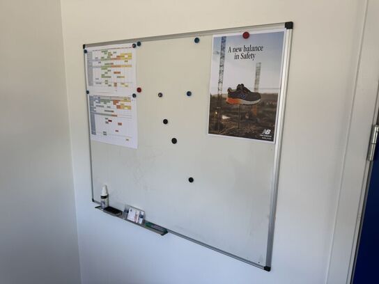 4 stole inkl. bord, whiteboard