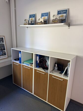 El hæve/Sænkebord inkl. reoler