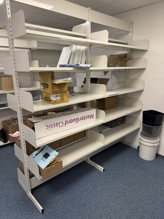 2 stk. dobbeltsidet reol, 1 stk. enkeltsidet inkl. indhold