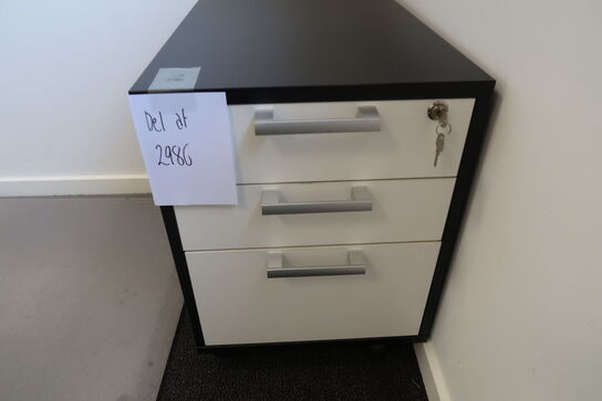 Skab, kontorkassette & 2 køreunderlag 