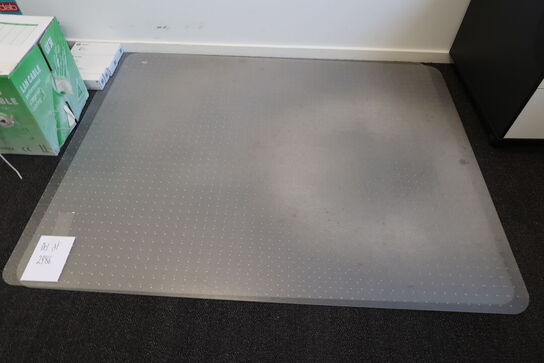 Skab, kontorkassette & 2 køreunderlag 