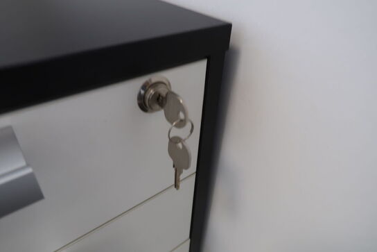 Skab, kontorkassette & 2 køreunderlag 