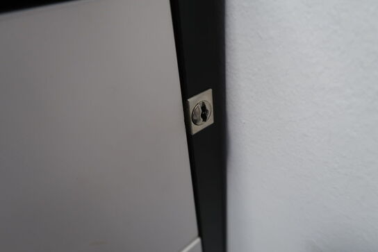 Hæve-/sænkebord - 180x80 cm + kontorstol, kontorkassette & underlag