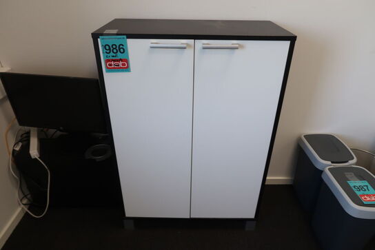 Skab, kontorkassette & 2 køreunderlag 