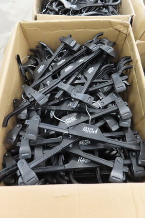 8 stk. Kasser med diverse bøjler