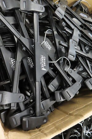 8 stk. Kasser med diverse bøjler