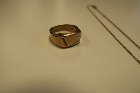 Guld-ring, -kæde med vedhæng samt slipsenål (momsfri)