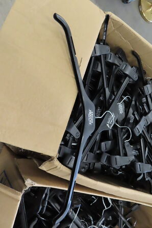 8 stk. Kasser med diverse bøjler